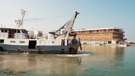 barco de pesca en un puerto