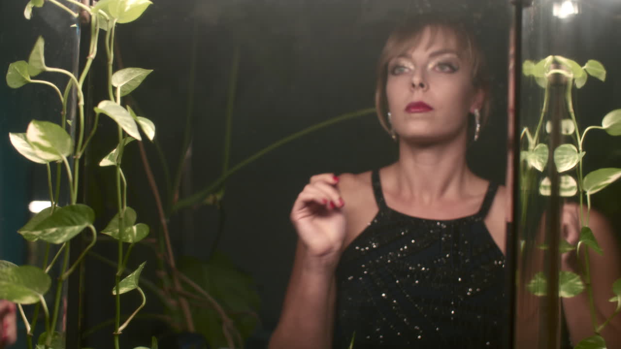 Donna che si prepara davanti a uno specchio