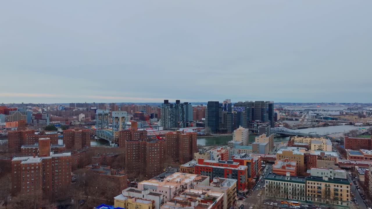 plano super amplio de zona residencial en la ciudad de nueva york, río, edificios, drone 4k
