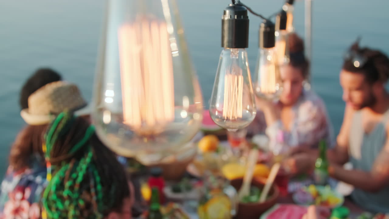 호수 파티 에서 빛 의 꽃줄기 의 근접 사진