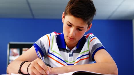 Estudiante-Estudiando-En-El-Aula