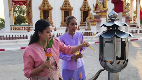 women praying at a buddhist temple