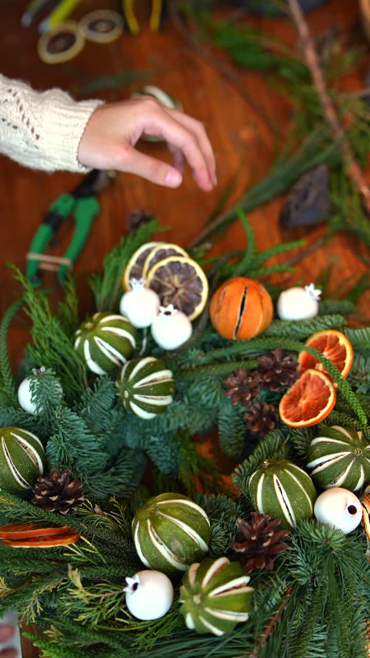 la creación de una corona navideña festiva