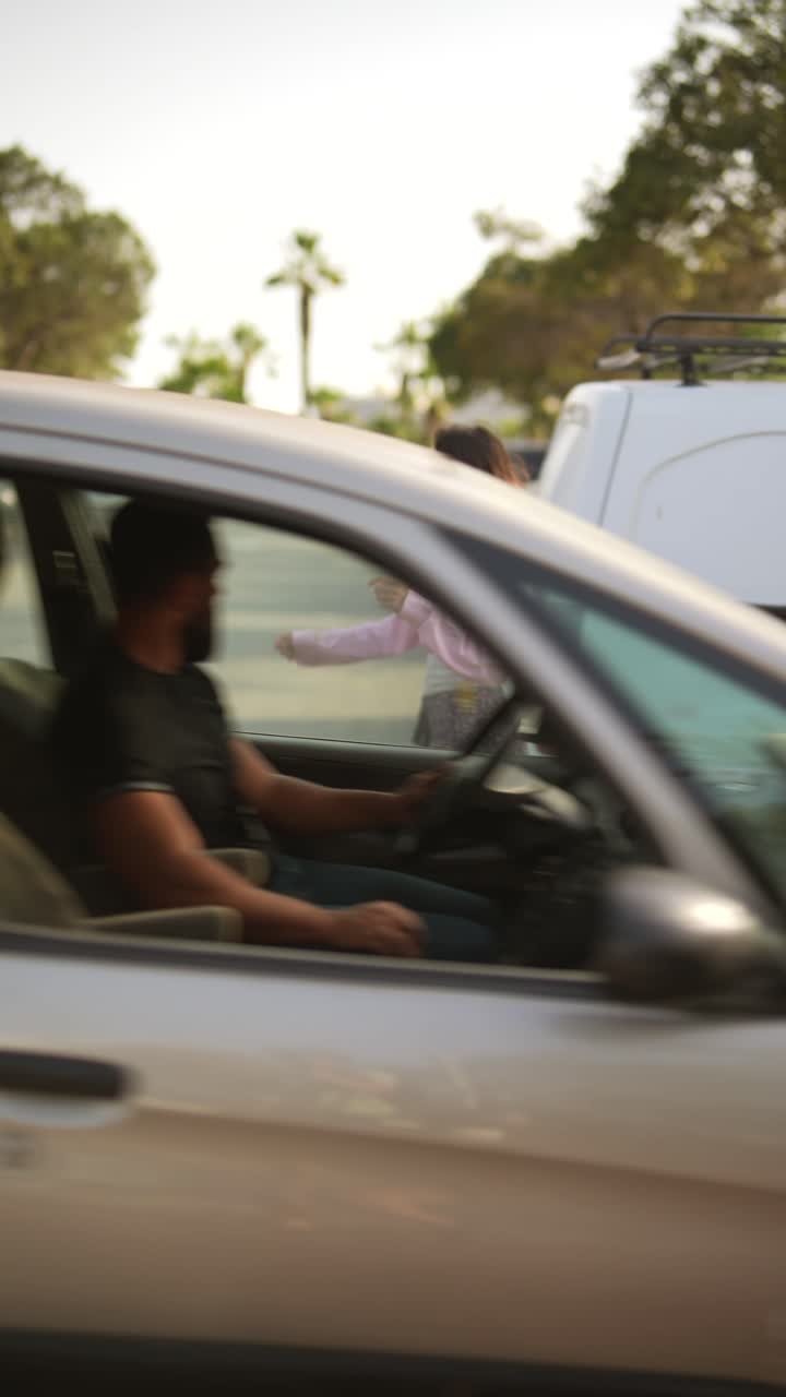 mujer caminando en un estacionamiento