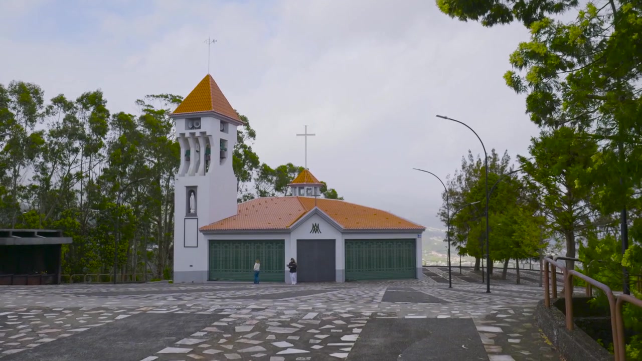 Piccola chiesa con campanile in una giornata nuvolosa