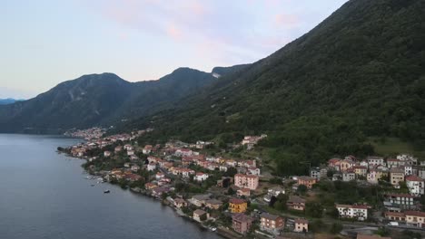 Hermoso-Panorama-Areal-Del-Lago-Com-En-El-Centro-De-Italia-En-Los-Alpes-Mientras-Se-Pone-El-Sol