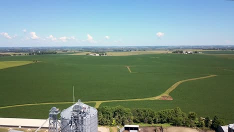 tolvas de grano aéreas en la granja en verano