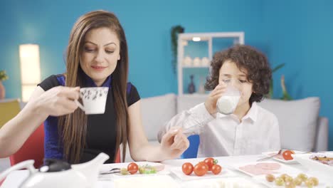 La-Linda-Y-Alegre-Madre-Pasa-Tiempo-Con-Su-Hijo,-Haciéndolo-Feliz-Y-Satisfecho.