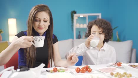 la madre linda y alegre pasa tiempo con su hijo, haciéndolo feliz y satisfecho.
