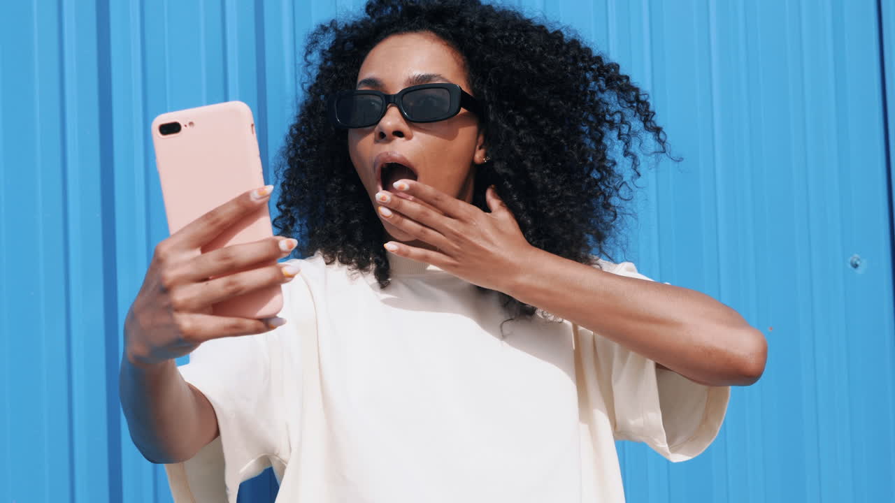 mujer tomando una selfie