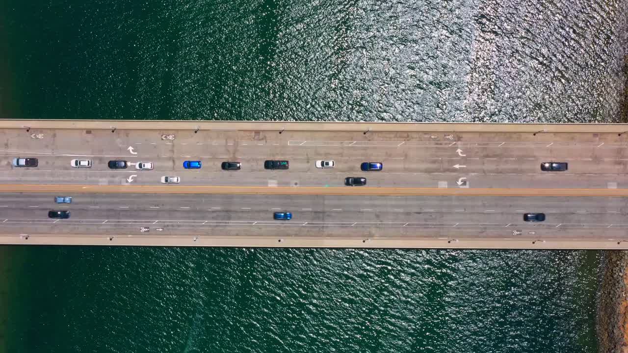 샌디에이고 고속도로 오버브라이드의 타임 스 항공 사진, 바의 물과 지나가는 교통