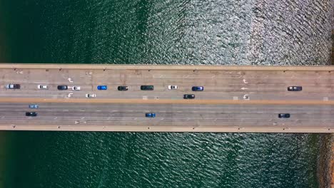 vista aérea del paso aéreo de la autopista de san diego con agua del océano debajo y tráfico que pasa