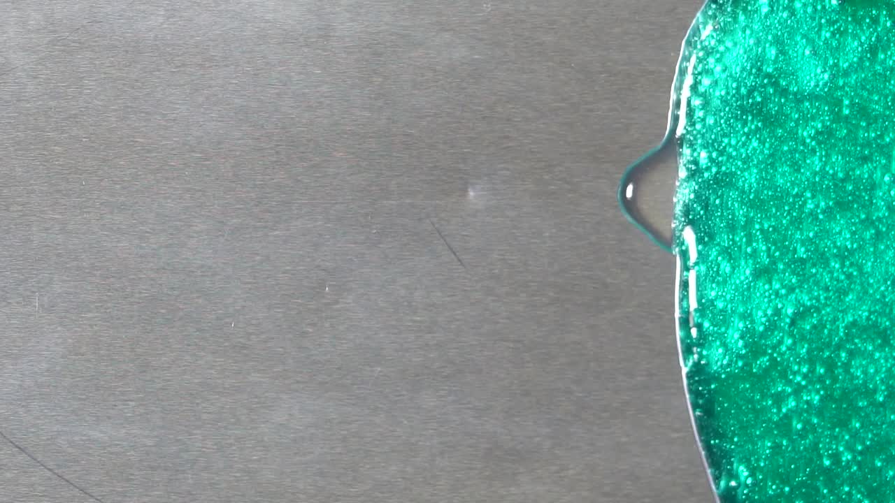 limo verde en una superficie gris