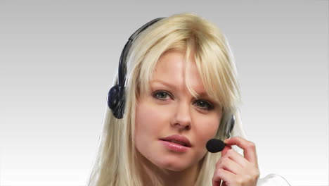 mujer en auriculares