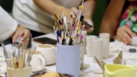 Jornada-De-Trabajo-En-Un-Taller-De-Cerámica,-Centrándose-En-La-Ubicación-Central-De-Los-Utensilios-De-Moldeo,-Ofreciendo-Una-Mirada-Al-Proceso-Creativo-Y-La-Artesanía-Involucrados-En-El-Arte-Cerámico.