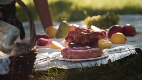 paar bereitet ein picknick vor