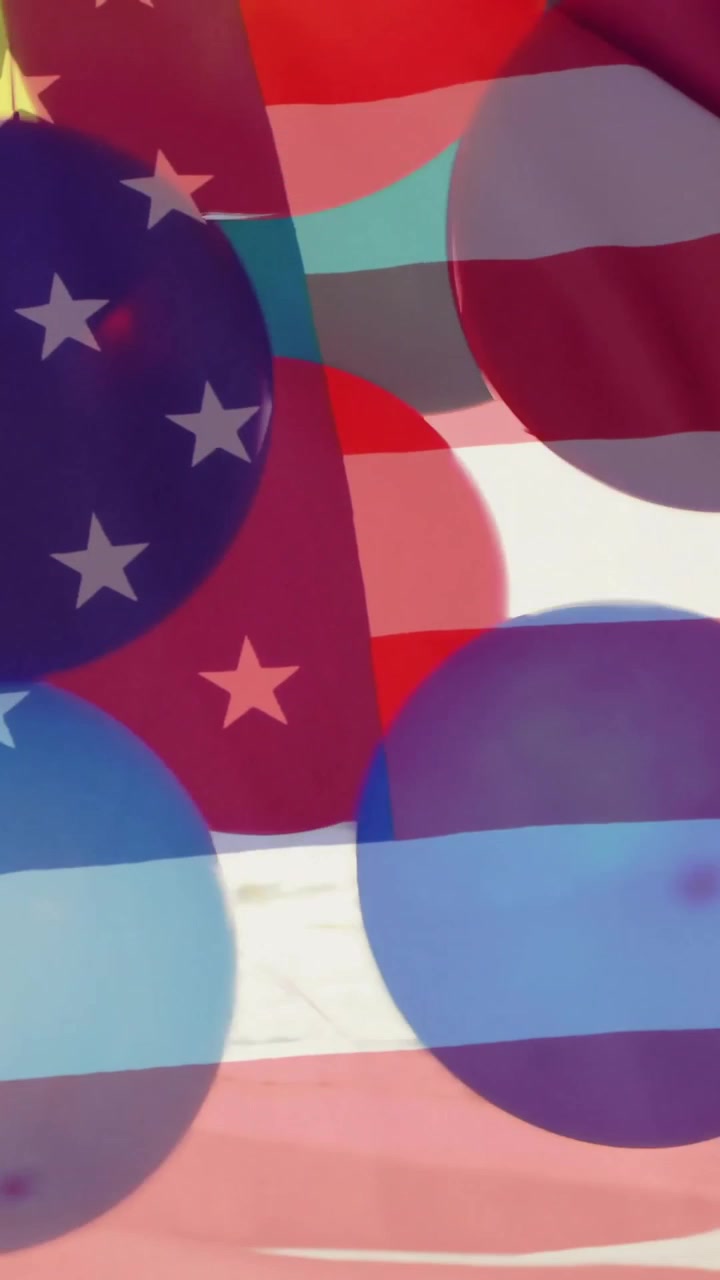Animação da bandeira dos EUA sobre uma mulher caucasiana com balões na praia no verão.