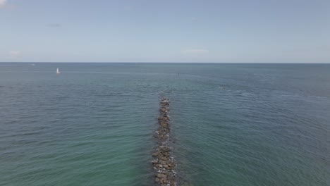 antena: rompeolas rocoso marca un canal poco profundo más allá de miami south beach