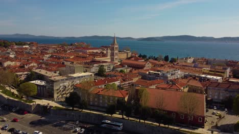 4K-Sockelaufnahme,-Die-Sich-über-Der-Altstadt-Von-Zadar,-Kroatien,-Erhebt