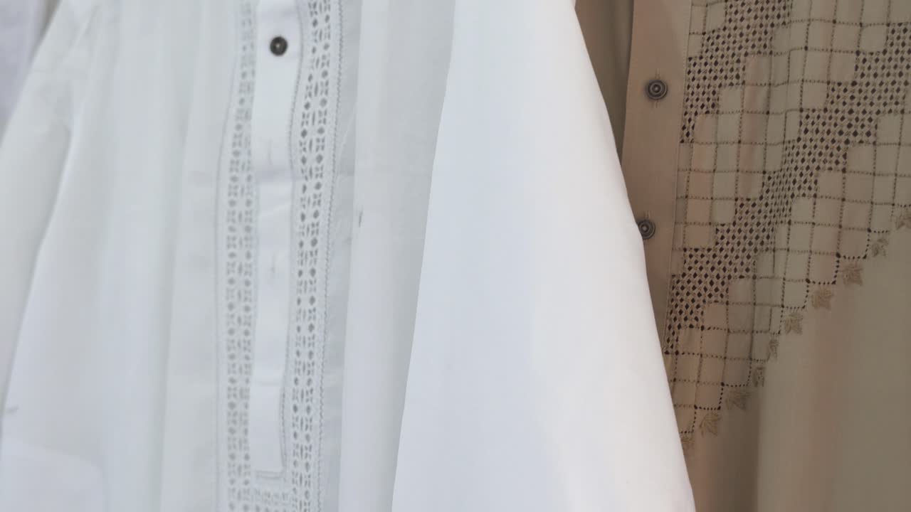 Primo piano di camicie Shalwar Kameez da uomo, abbigliamento tradizionale di India e Pakistan