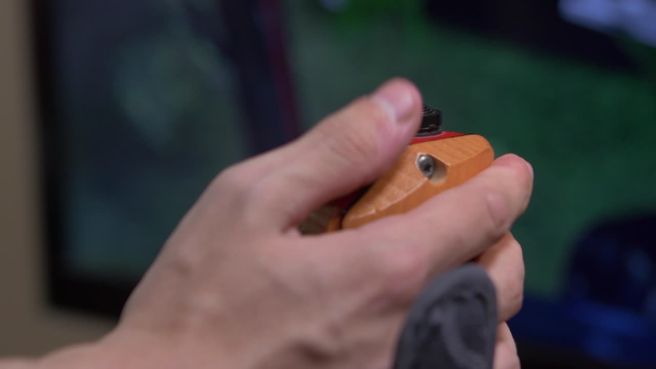 mano con un controlador de juego