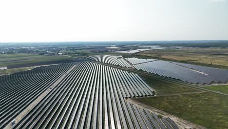 Luftaufnahme-Einer-Photovoltaik-Basisstation-Aus-Der-Luft-Aus-Einem-Hohen-Winkel-An-Einem-Sonnigen-Sommertag