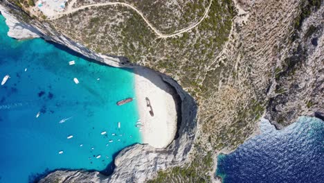 vista aérea de barcos en la playa de navagio - playa de naufragios en zakynthos, islas jónicas de grecia
