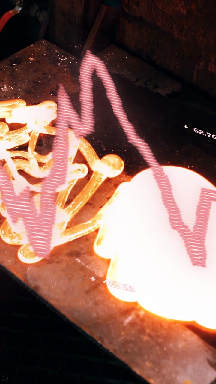 Vertical video: Extrusion starting, molten flow pouring from nozzle, drawing lattice for monitoring