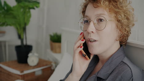 mujer hablando por teléfono en la cama