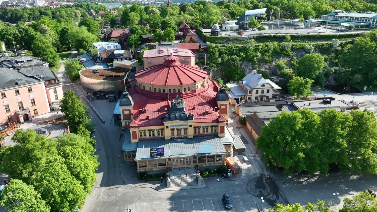 vista aérea del famoso edificio de eventos de circus en djurgarden en la ciudad de estocolmo, suecia