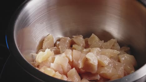 poner pechuga de pollo en rodajas en un tazón
