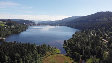 hermosa vista desde un dron del lago titisee en alemania