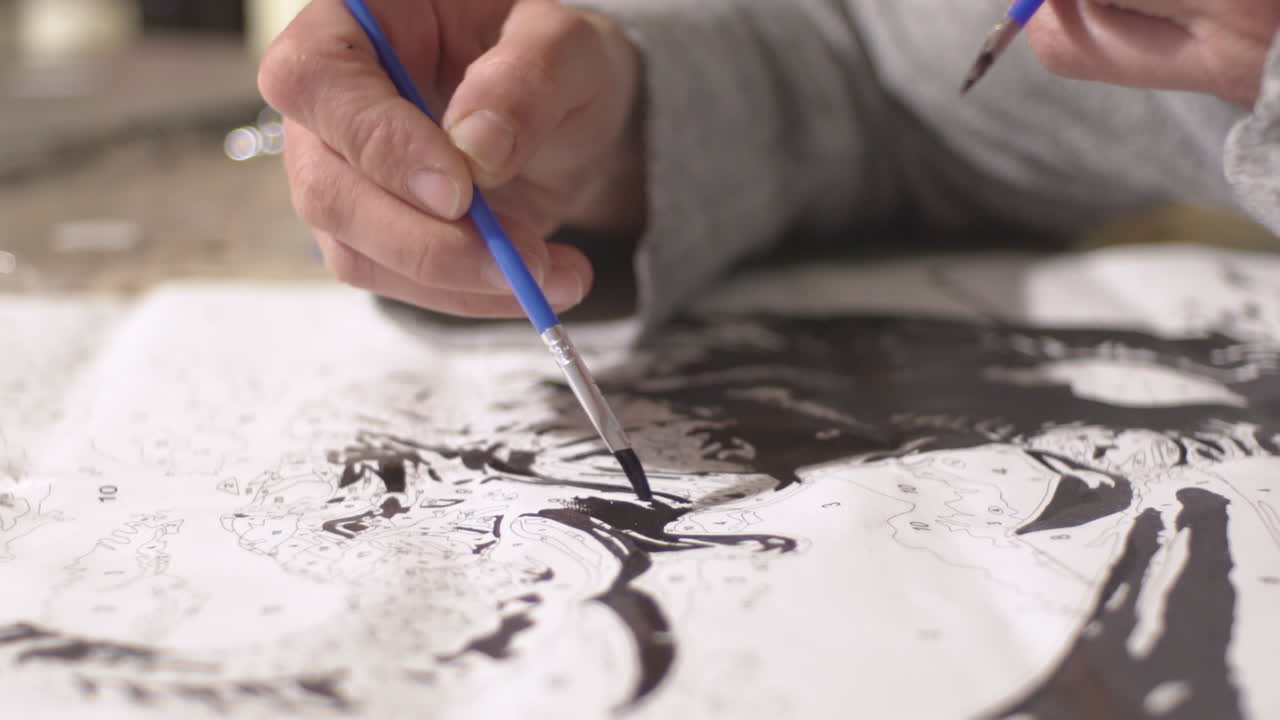 흰색 캔버스에 그림을 그리는 백인 여성, 숫자 방법 4k로 그림 그리기