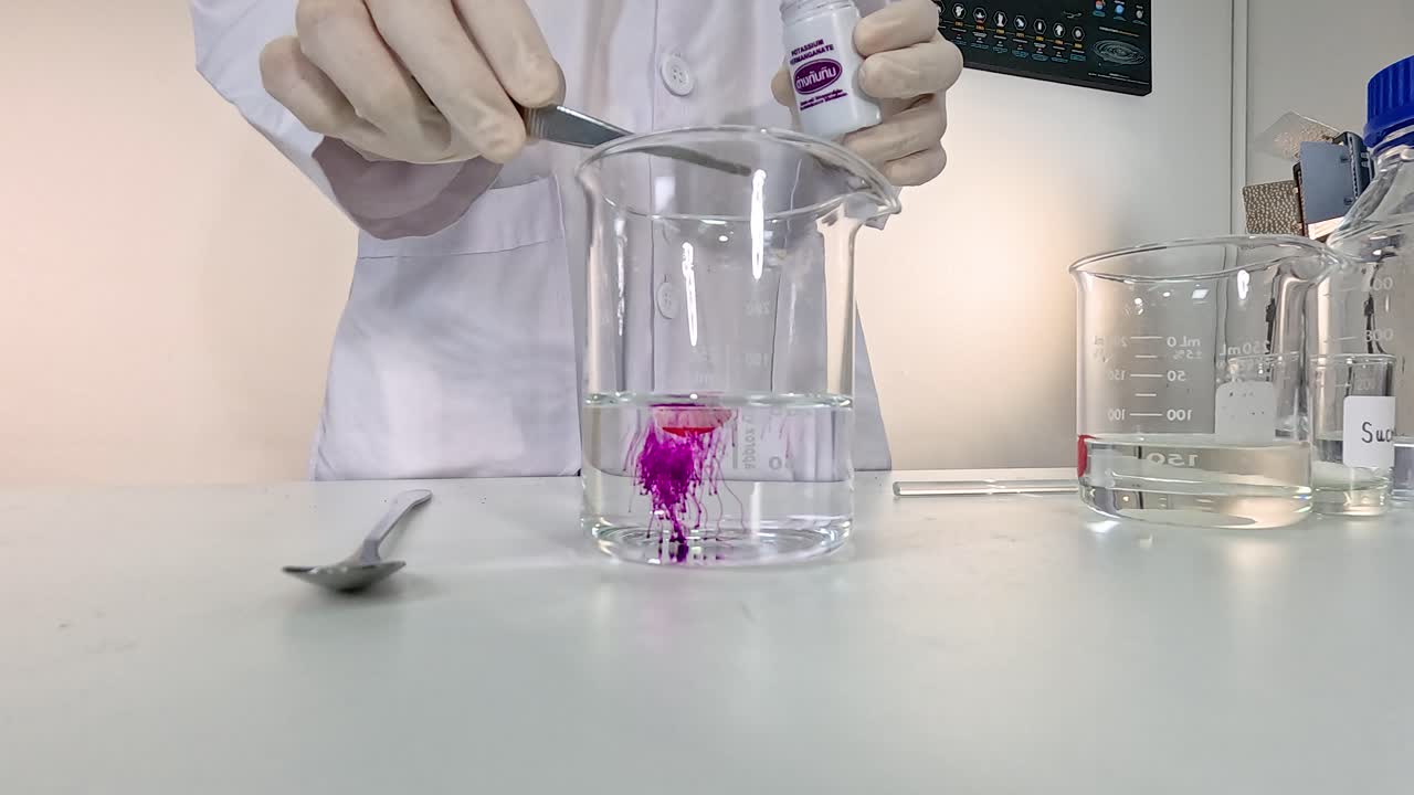 demostración del cambio de color mediante una reacción química