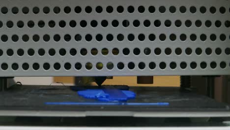 impresora 3d imprimiendo una plantilla