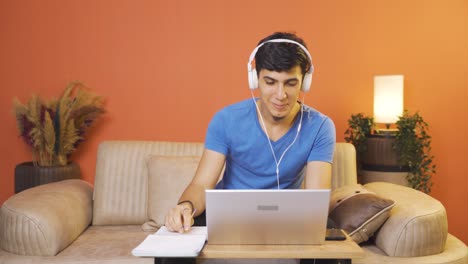 Mann-Arbeitet-Am-Laptop-Mit-Glücklichem-Gesichtsausdruck.