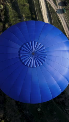 paseo en globo de aire caliente sobre un paisaje pintoresco