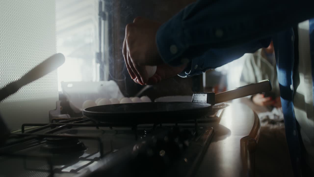 캠퍼 밴 주방 에서 달 을 조리 하는 것