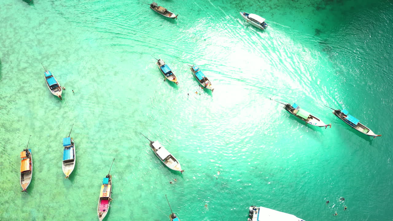 마야 만 에 있는 관광객 들 을 위한 태국 의 긴  ⁇ 리 보트 들, 아래 로 기울이는 공기