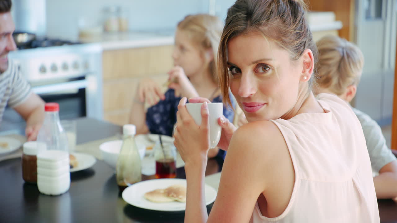 저는 가족과 함께 아침 식사를 하는 것을 좋아합니다.