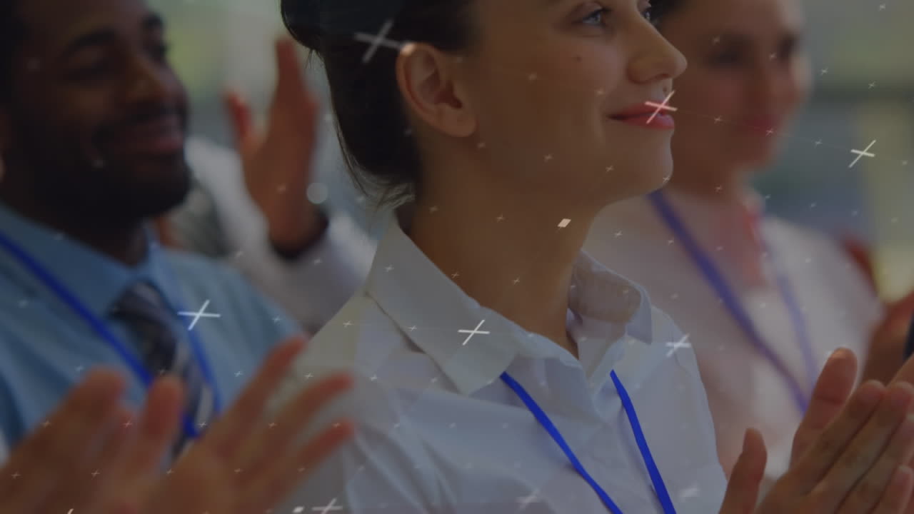 animación de la red de cuadrícula sobre mujer de negocios caucásica aplaudiendo en una conferencia de negocios.
