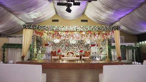 El-Escenario-Del-Lugar-De-La-Boda-Está-Adornado-Con-Flores-De-Colores,-Creando-Una-Estética-Hermosa-Y-Elegante.