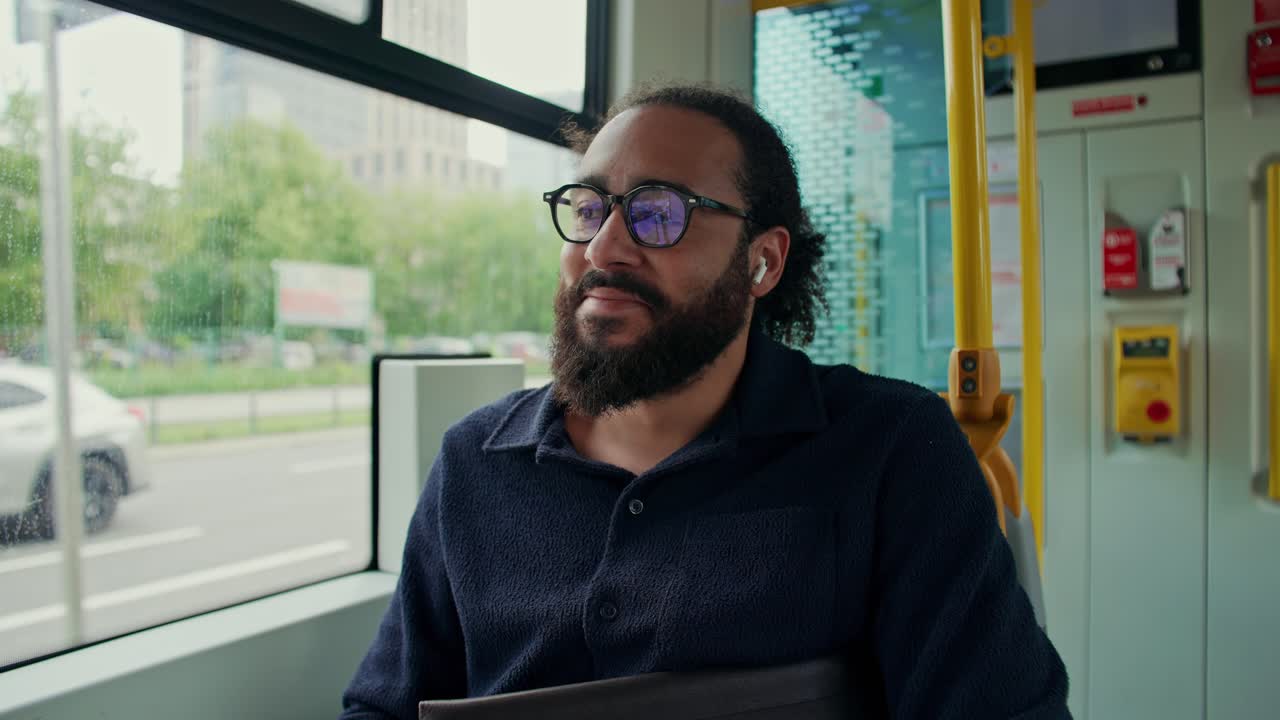 Mand, der kører i bus