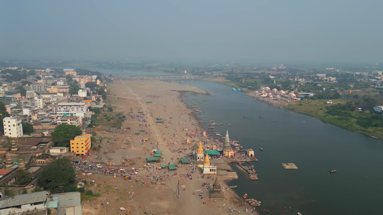 el río chandrabhaga pandharpur vista de pájaro disparado por un dron