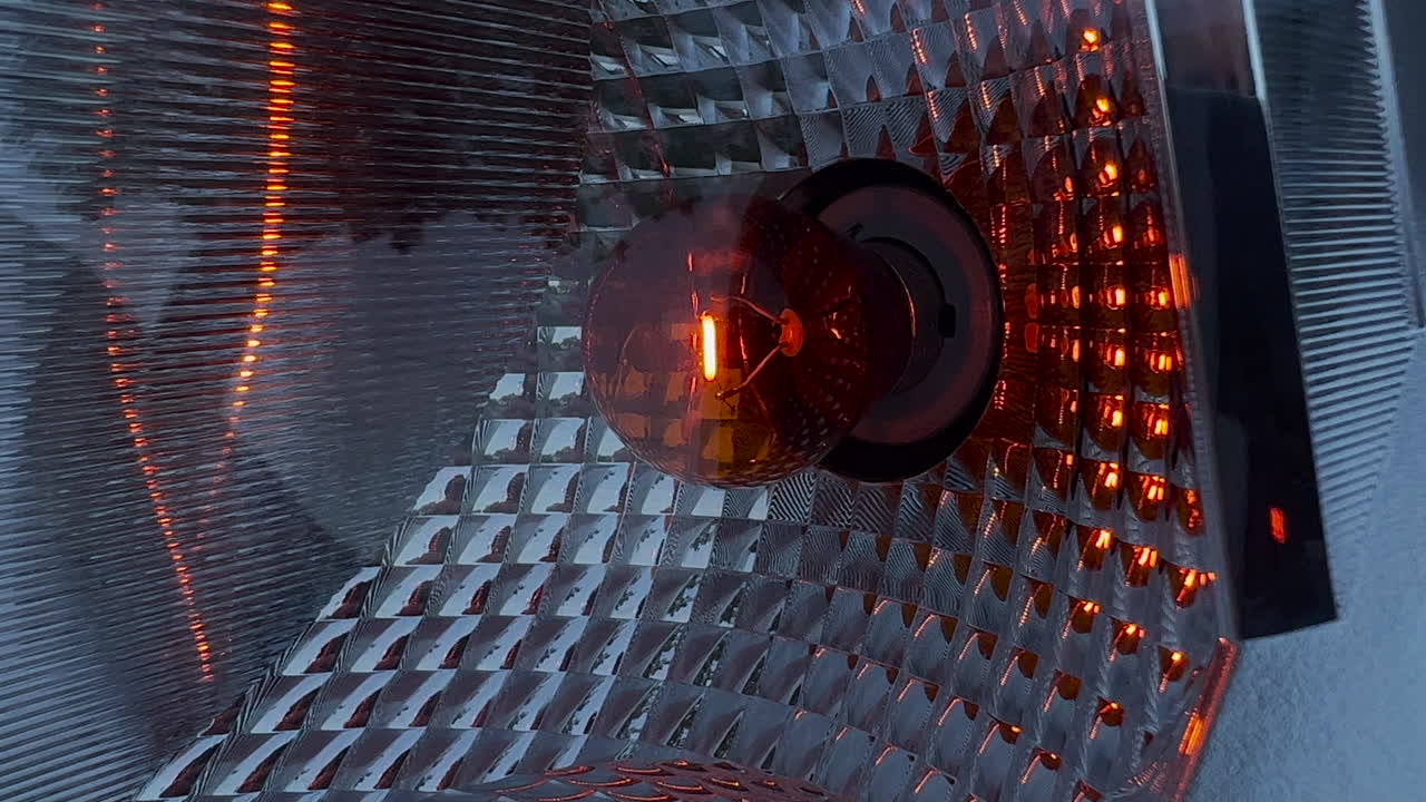 회색 차량에서 자동차 방향 지시등 깜박임, 교통 신호