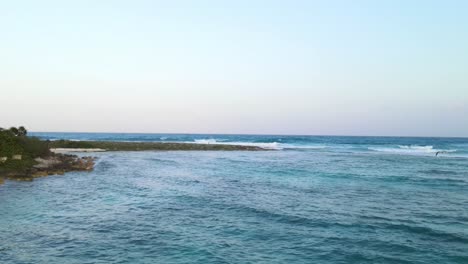 Vista-Aérea-De-La-Costa-De-Akumal-Por-La-Noche