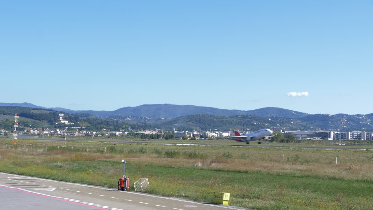 이탈리아 피렌체 공항 활주로에서 이륙하는 동안 빠르게 달리는 비행기, 페레톨라