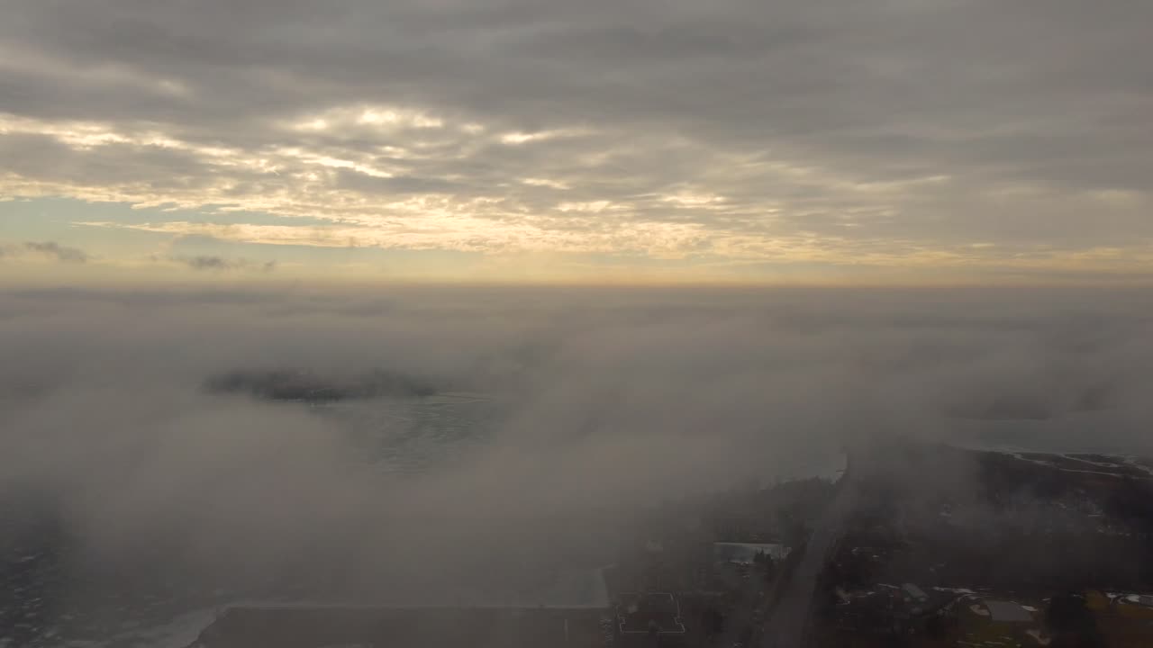 antena por encima de las nubes durante la puesta de sol
