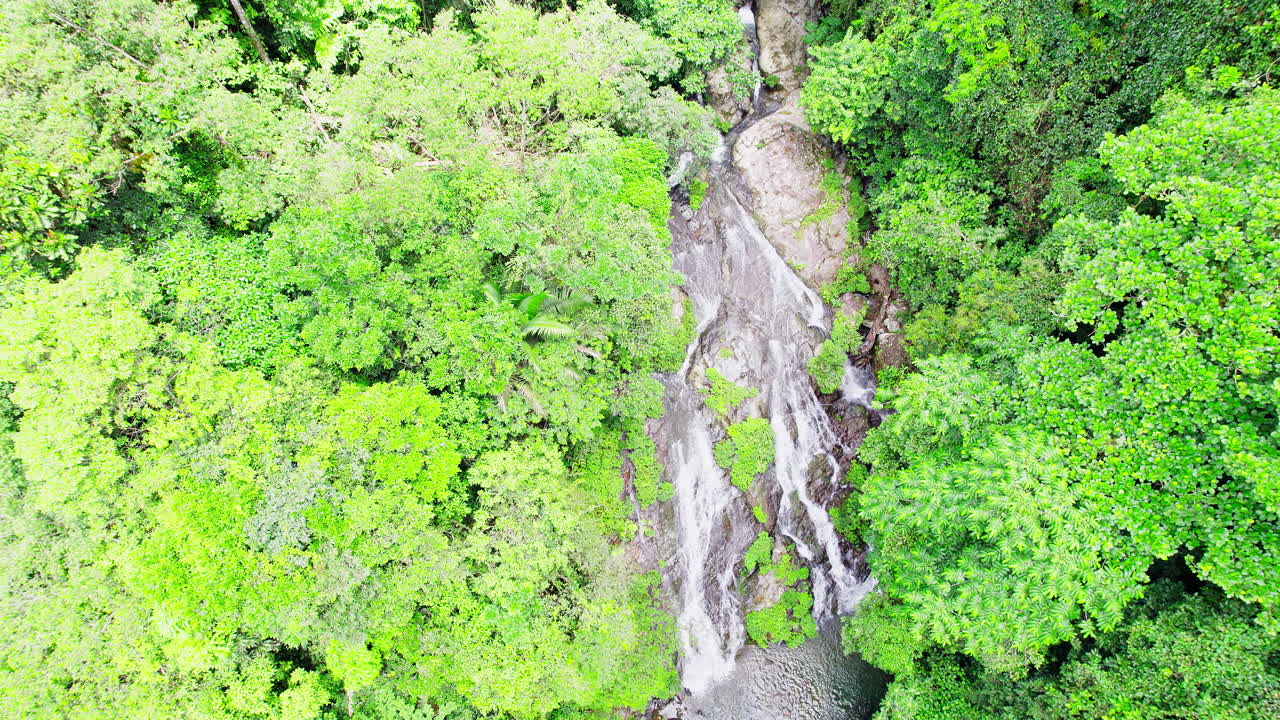 volar sobre la cascada llanita en el distrito de santa fe en la provincia de veraguas, panamá
