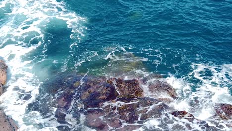 Hd-Hawaii-Kauai-Cámara-Lenta-Estática-Amplia-Toma-De-Olas-Del-Océano-Arremolinándose-Alrededor-De-Rocas-En-El-Marco-Inferior-Con-Tortugas-Marinas-Emergiendo-En-El-Centro-Superior-Del-Marco